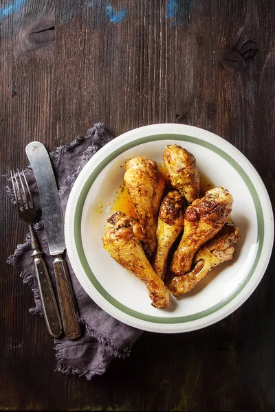 Jambes de poulet frit. Je cuisine pour Noël. Fond sombre . — Photo