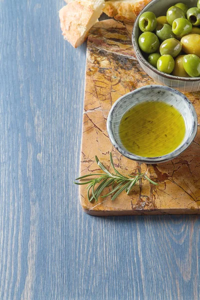 Olio Olivier con erbe fresche e pane. Sfondo blu. Italiano — Foto Stock