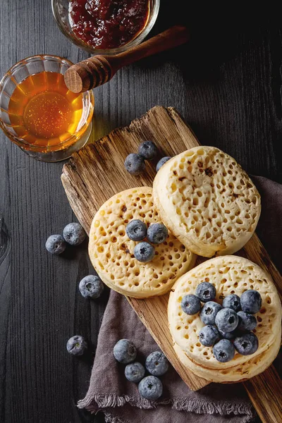 Hot Home made toasted crumpets served with honey, blueberry. Dar — Stock Photo, Image