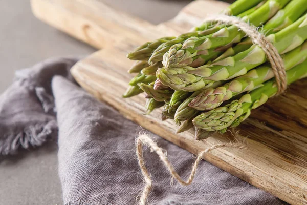 Świeże szparagi zielone. Farmer's Market. Szare tło. Góry vie — Zdjęcie stockowe