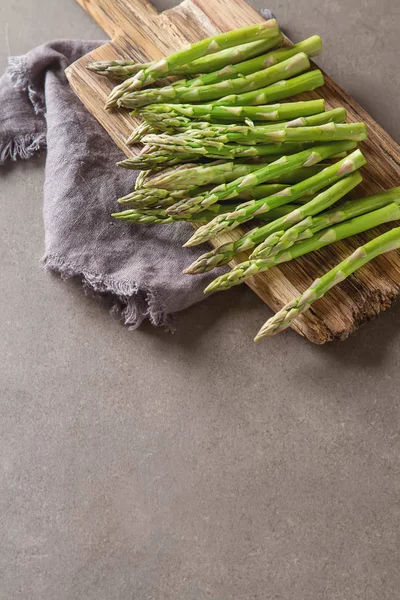 Świeże szparagi zielone. Farmer's Market. Szare tło. Góry vie — Zdjęcie stockowe