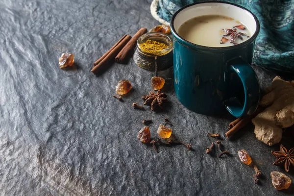 Té tradicional de masala indio en taza de cerámica con especias para la leche —  Fotos de Stock