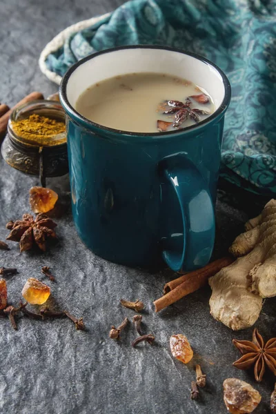 Té tradicional de masala indio en taza de cerámica con especias para la leche —  Fotos de Stock