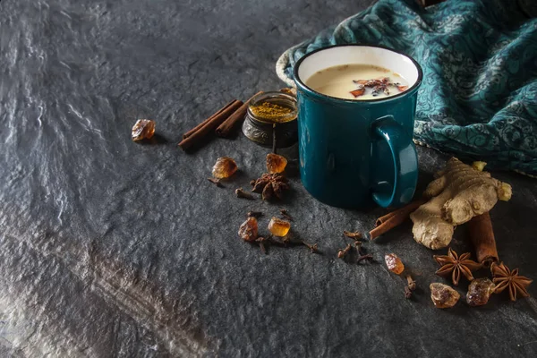 Té tradicional de masala indio en taza de cerámica con especias para la leche —  Fotos de Stock