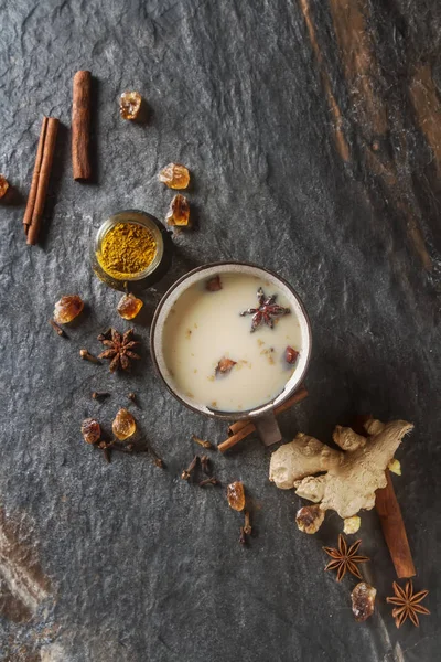 Té tradicional de masala indio en taza de cerámica con especias para la leche —  Fotos de Stock