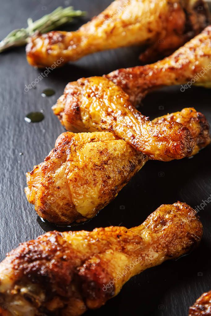 Fried chicken legs. Cooking for Christmas. Dark background. — Stock