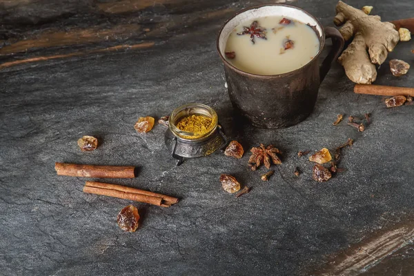 Té tradicional de masala indio en taza de cerámica con especias para la leche —  Fotos de Stock