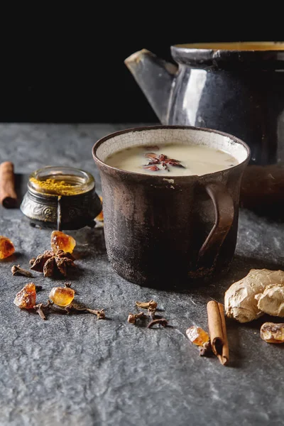 Té tradicional de masala indio en taza de cerámica con especias para la leche —  Fotos de Stock