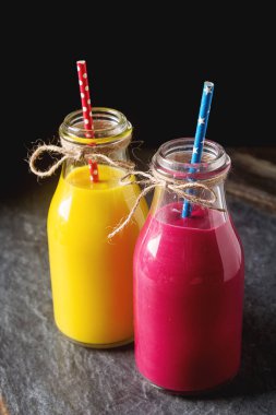 Taze ev yapımı smoothie muz ve çilek ile. Koyu arka plan