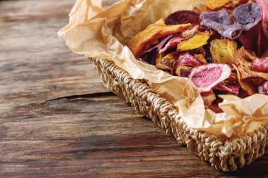 Eski bir kahverengi fitil kagit üzerinde pancar ve havuç tuzlu cips