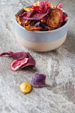 Pancar ve tuzlu havuç patates bir eski mavi tabak. Taş ışık ba