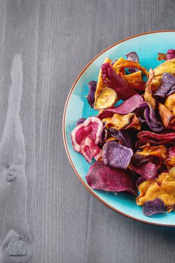 Pancar ve tuzlu havuç patates bir eski mavi tabak. Kasvetli ormanın geri