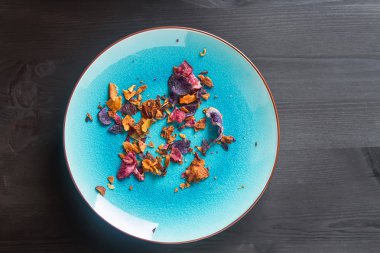 Pancar ve tuzlu havuç patates bir eski mavi tabak. Kasvetli ormanın geri