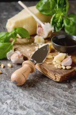 Bıçak taze yeşil fesleğen, zeytin yağı ile İtalyan parmesan peyniri,