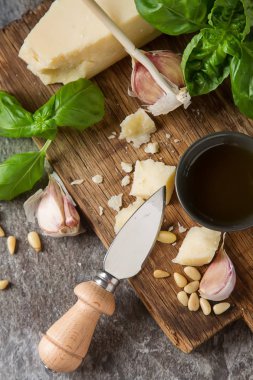 Bıçak taze yeşil fesleğen, zeytin yağı ile İtalyan parmesan peyniri,