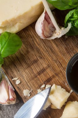 Bıçak taze yeşil fesleğen, zeytin yağı ile İtalyan parmesan peyniri,