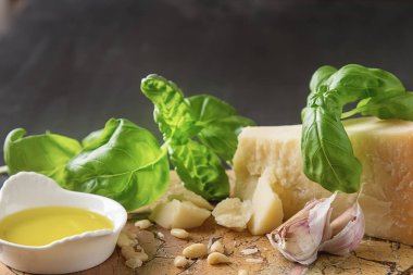 Bıçak taze yeşil fesleğen, zeytin yağı ile İtalyan parmesan peyniri,