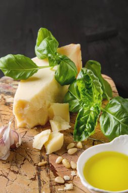 Bıçak taze yeşil fesleğen, zeytin yağı ile İtalyan parmesan peyniri,