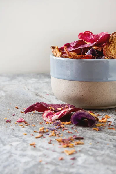 Beet and carrot salty chips in an old blue plate. Stone light ba — Stock Photo, Image