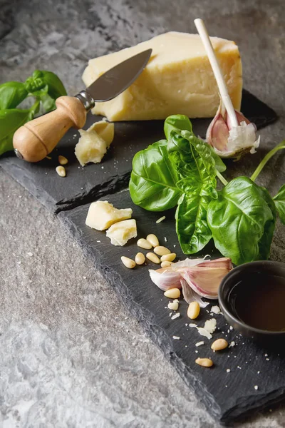 Fromage parmesan italien au couteau basilic vert frais, huile d'olive , — Photo