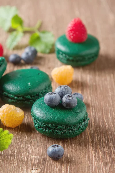 Doces franceses tradicionais. Um makorunas verde com hortelã, branco e — Fotografia de Stock