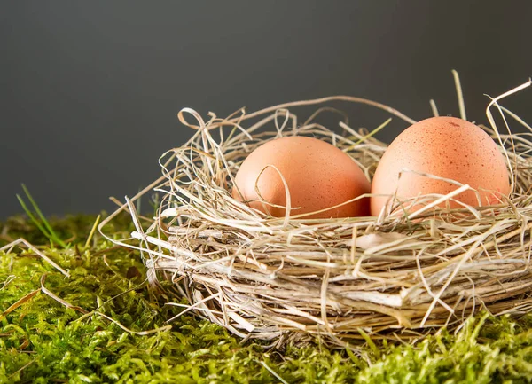 Sfondo pasquale con uova di Pasqua. copia spazio . — Foto Stock