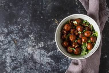 Ev yapımı yemek. Bir CE İtalyan otlar ile pişmiş kızarmış mantar