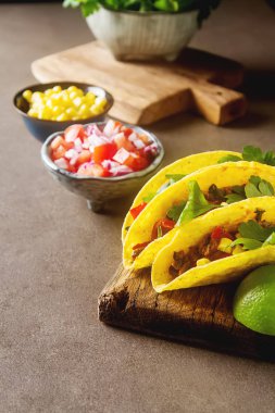Domates, et, otlar ile geleneksel Meksika Taco. Karanlık backg