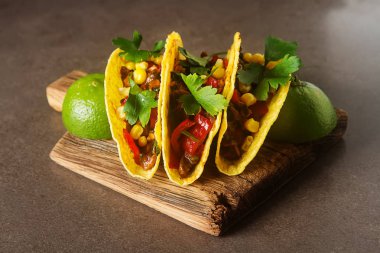 Domates, et, otlar ile geleneksel Meksika Taco. Karanlık backg