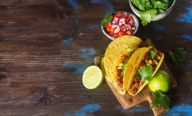 Domates, et, otlar ile geleneksel Meksika Taco. Karanlık backg