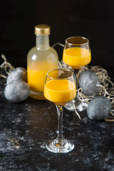 Traditional Italian yellow egg liquor, Bombardino. Dark backgrou — Stock Photo, Image