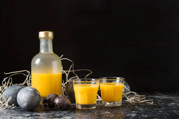 Traditional Italian yellow egg liquor, Bombardino. Dark backgrou — Stock Photo, Image