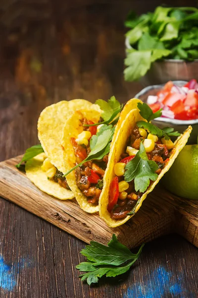 Taco tradizionale messicano con pomodori, carne, erbe aromatiche. Schienale scuro — Foto Stock