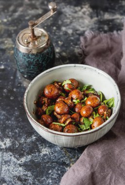 Ev yapımı yemek. Bir CE İtalyan otlar ile pişmiş kızarmış mantar