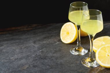 Geleneksel İtalyan akustik leker. Limon Lemonchello. Dar
