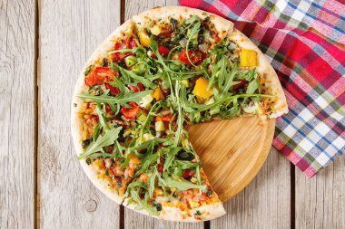 Geleneksel vejetaryen İtalyan pizza peyniri, roka, peppe