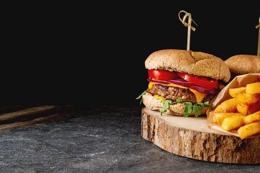 Fast food. Bir diyet değil. Ev yapımı vejetaryen burger ile roket sa