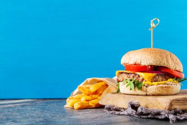 Fast food. Bir diyet değil. Ev yapımı vejetaryen burger ile roket sa