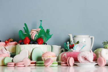 Çikolata Pastalar, kekler, meringues, bademli kurabiye ve bisküvi