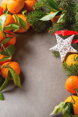 Yeşil bir şube ve ağacı, Noel oyuncaklar, topa olgun mandalina