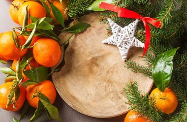 Yeşil bir şube ve ağacı, Noel oyuncaklar, topa olgun mandalina