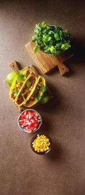 Domates, et, otlar ile geleneksel Meksika Taco. Karanlık backg