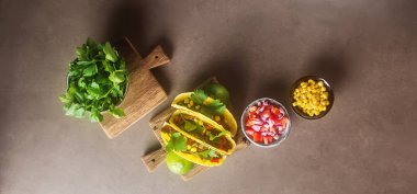 Domates, et, otlar ile geleneksel Meksika Taco. Karanlık backg