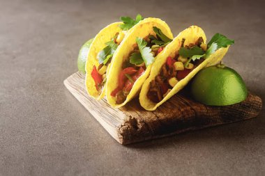 Domates, et, otlar ile geleneksel Meksika Taco. Karanlık backg