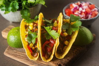 Domates, et, otlar ile geleneksel Meksika Taco. Karanlık backg