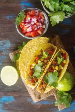Domates, et, otlar ile geleneksel Meksika Taco. Karanlık backg