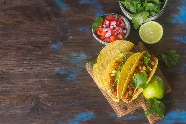 Domates, et, otlar ile geleneksel Meksika Taco. Karanlık backg