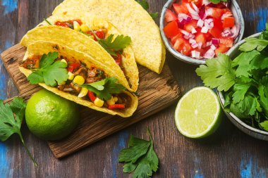 Domates, et, otlar ile geleneksel Meksika Taco. Karanlık backg