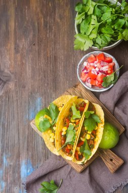 Domates, et, otlar ile geleneksel Meksika Taco. Karanlık backg