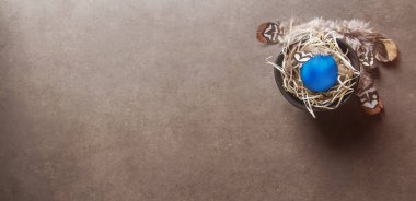 Tatil dekorasyon. Paskalya yumurtası mavi. Basit gri arka plan. Sayfanın Üstü